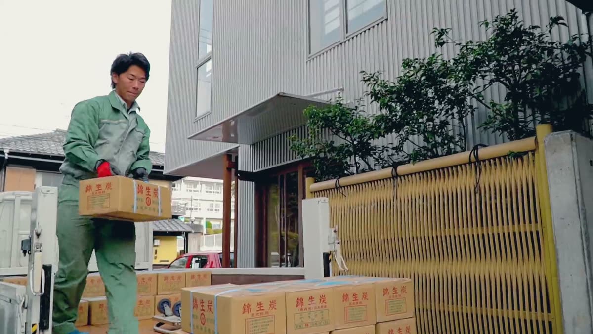 荷物を運ぶ鈴屋の担当者
