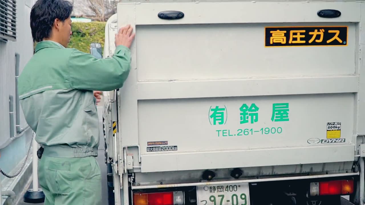 ガスボンベを運ぶ鈴屋のトラックと担当者