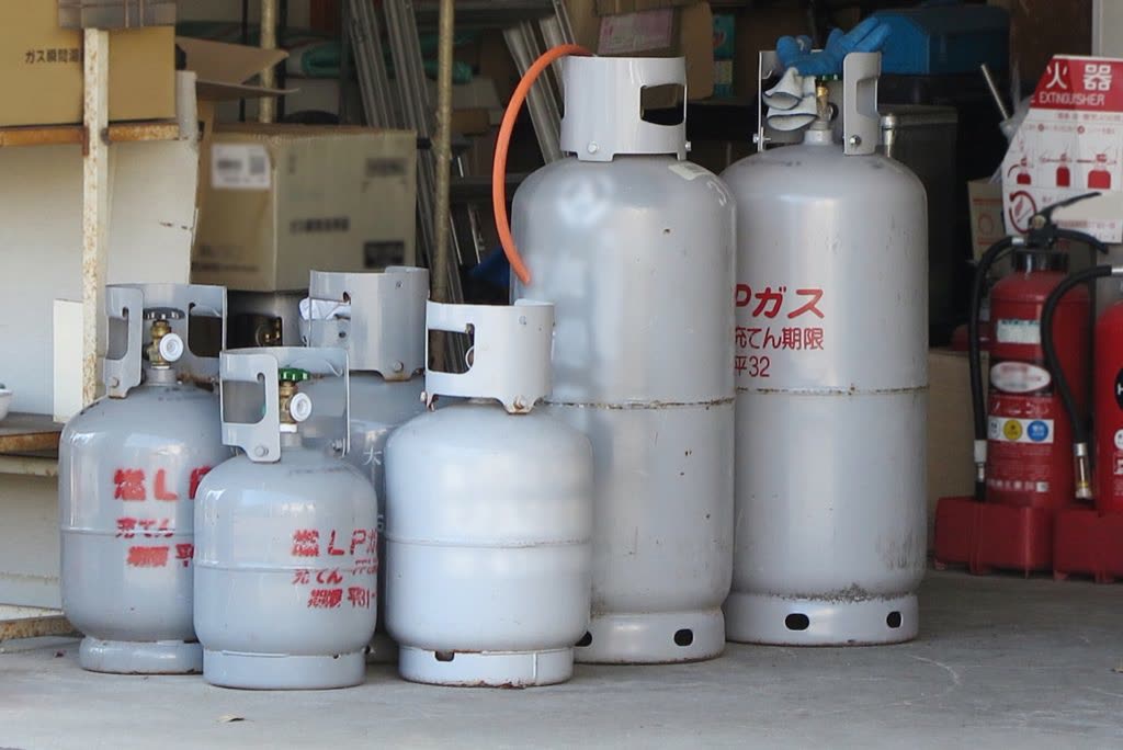 ガスボンベが並ぶ鈴屋の保管場所